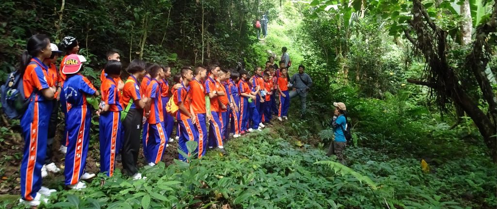 ให้ความรู้เกี่ยวกับการอนุรักษ์กับน้องๆ