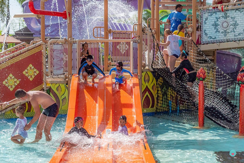 อวาเพลย์ มีเครื่องเล่นสไลเดอร์และเจ้าหน้าที่ดูแลความปลอดภัยตลอด